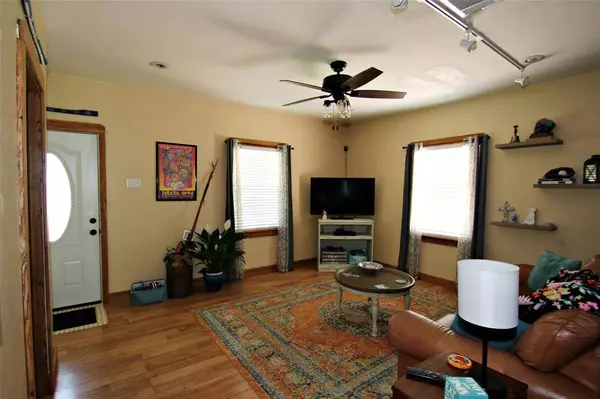 516 N Texas St Street, Emory, TX 75440