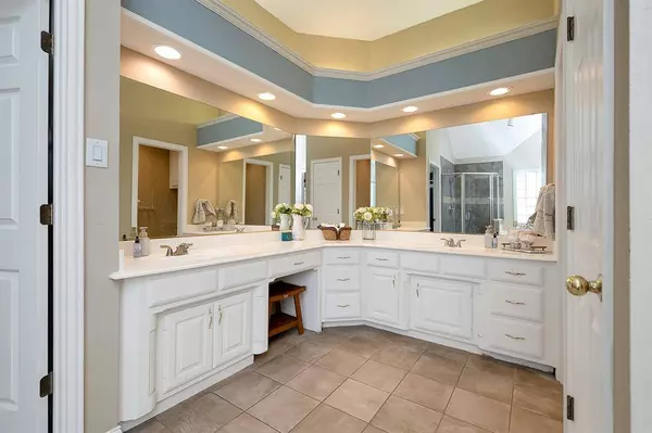 1217 Woodvale Drive, Bedford, TX 76021