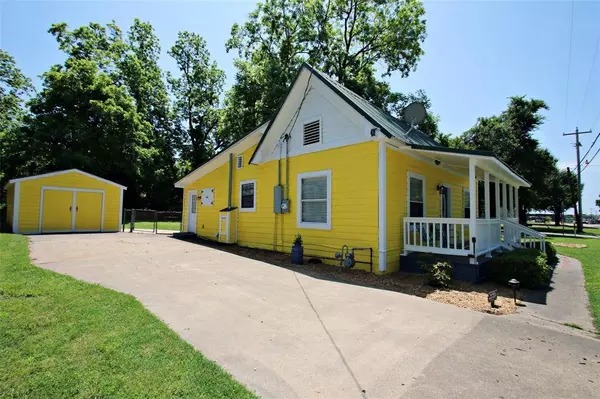 516 N Texas St Street, Emory, TX 75440