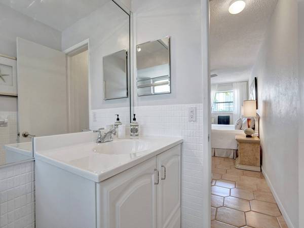 2600 Diana Dr #218, Hallandale Beach, FL 33009-4805