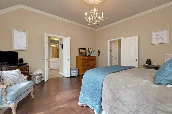 1217 Woodvale Drive, Bedford, TX 76021