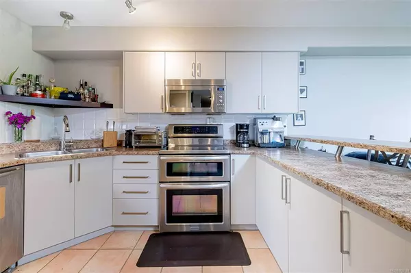 27 Songhees Rd #202, Victoria, BC V9A 7M6