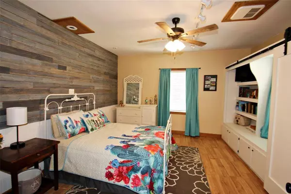 516 N Texas St Street, Emory, TX 75440