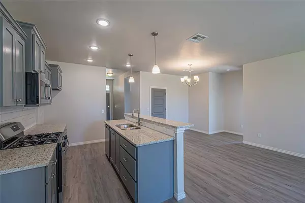 4728 Sandhill Dr, Enid, OK 73703