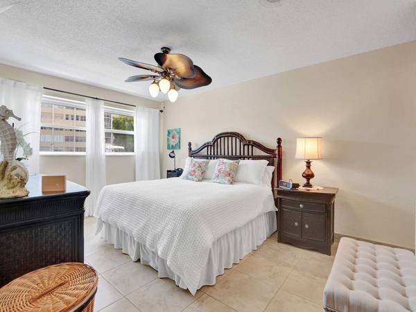 2600 Diana Dr #105, Hallandale Beach, FL 33009-4805