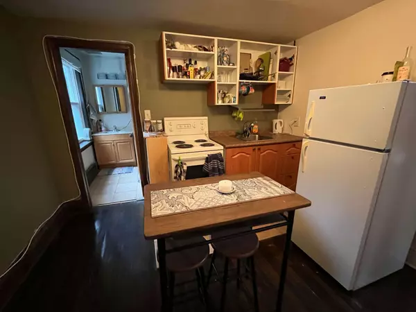 88 Albany Ave #201, Toronto, ON M5R 3C3