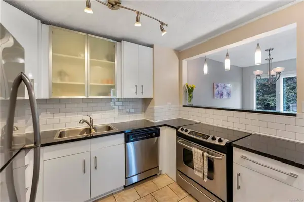 1342 Hillside Ave #404, Victoria, BC V8T 2B4