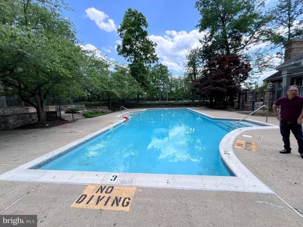 4405 FAIR STONE DR #201, Fairfax, VA 22033