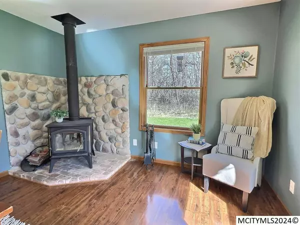 19343 A 220TH St, Mason City, IA 50401