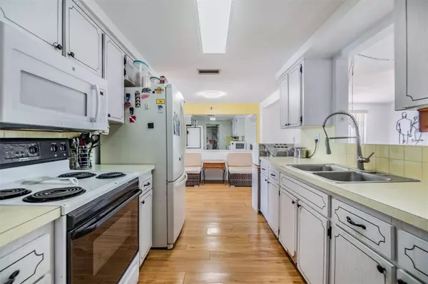 5614 SAREN DR, New Port Richey, FL 34652