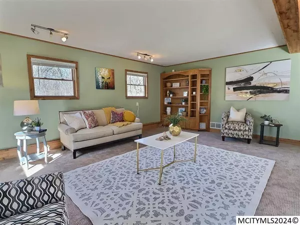 19343 A 220TH St, Mason City, IA 50401