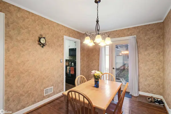 1033 W State St, Mason City, IA 50401