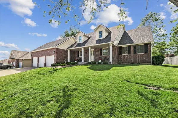 1004 SW Stoney Point DR, Grain Valley, MO 64029