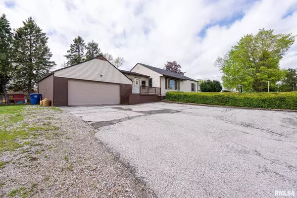 1375 KIMBERLY RD, Davenport, IA 52806