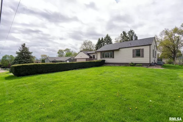 1375 KIMBERLY RD, Davenport, IA 52806