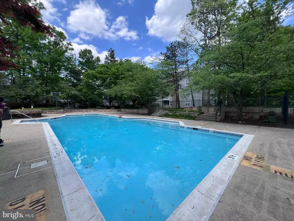 4405 FAIR STONE DR #201, Fairfax, VA 22033