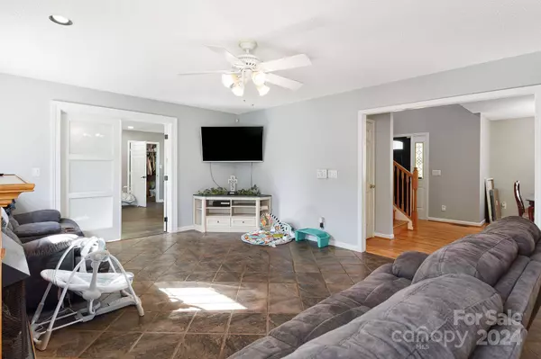 684 Bryson RD, Candler, NC 28715