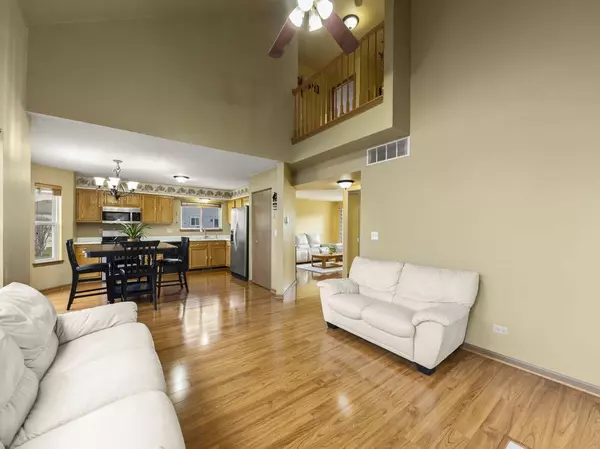 636 Fairview LN, South Elgin, IL 60177