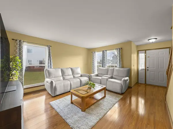 636 Fairview LN, South Elgin, IL 60177