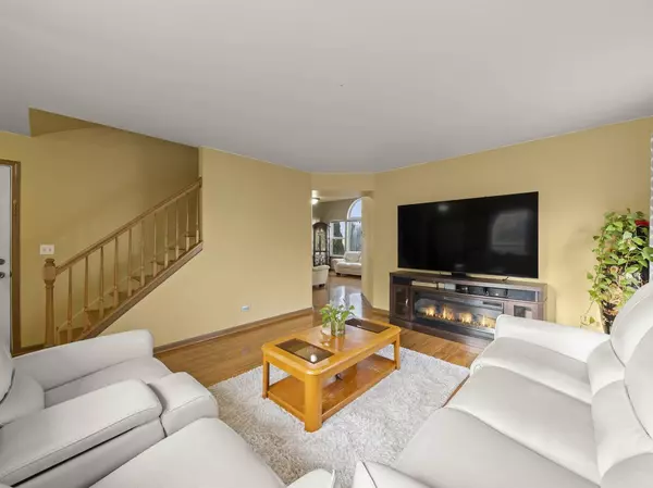 636 Fairview LN, South Elgin, IL 60177