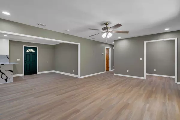 82 Powers Dr, Laurel, MS 39443