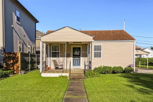 219 E MAPLE RIDGE DR, Metairie, LA 70001