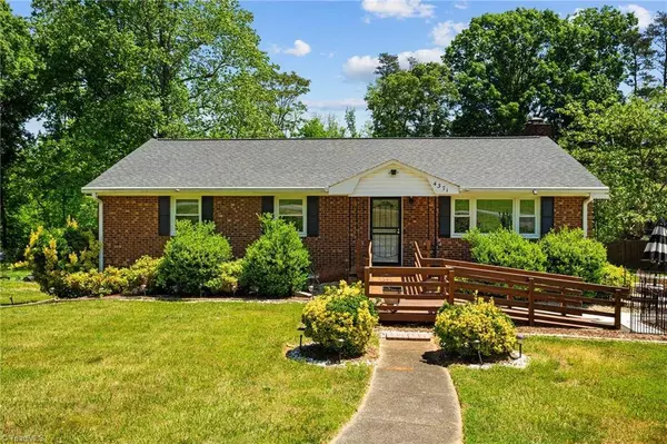 4371 Winnabow RD, Winston Salem, NC 27105