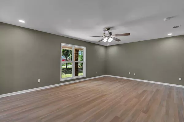 82 Powers Dr, Laurel, MS 39443