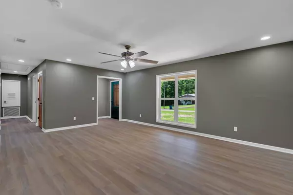 82 Powers Dr, Laurel, MS 39443