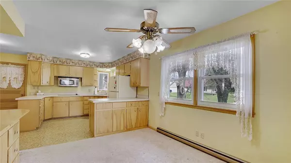 495 S Troy Road, Robins, IA 52328