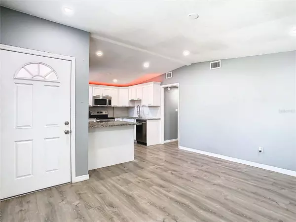 10407 N LANTANA AVE, Tampa, FL 33612