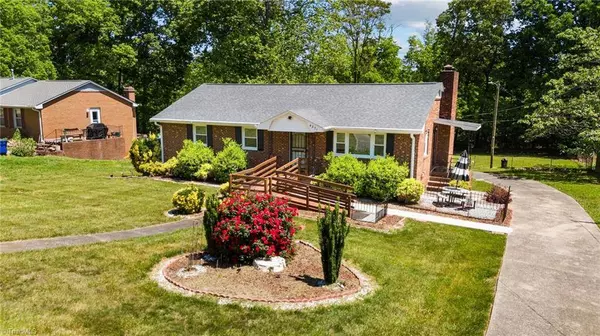 4371 Winnabow RD, Winston Salem, NC 27105