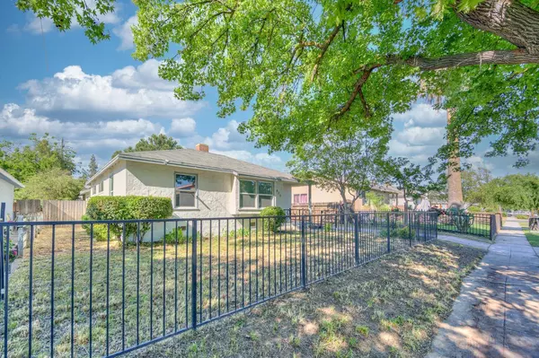 1825 E Cambridge Avenue, Fresno, CA 93703