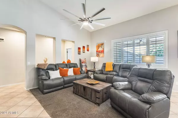 8805 W PALMAIRE Avenue, Glendale, AZ 85305