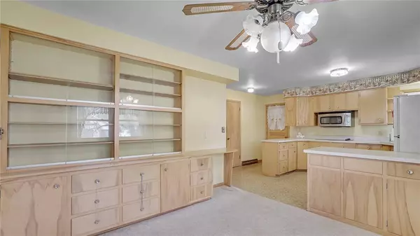 495 S Troy Road, Robins, IA 52328