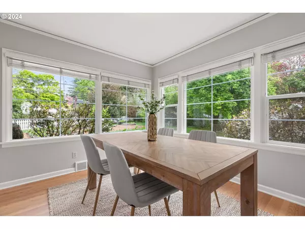 2212 SW TAYLORS FERRY RD, Portland, OR 97219