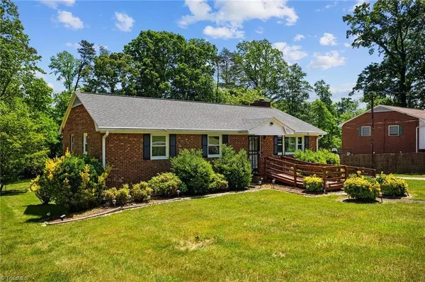 4371 Winnabow RD, Winston Salem, NC 27105