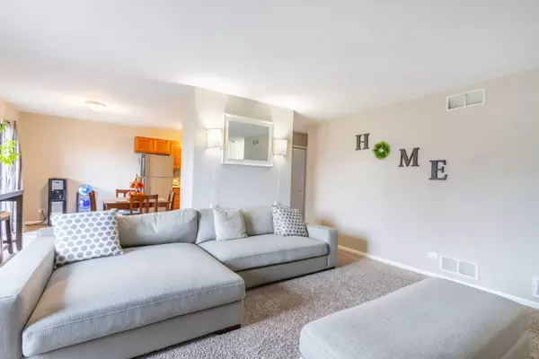 2350 South ST #B, Elgin, IL 60123