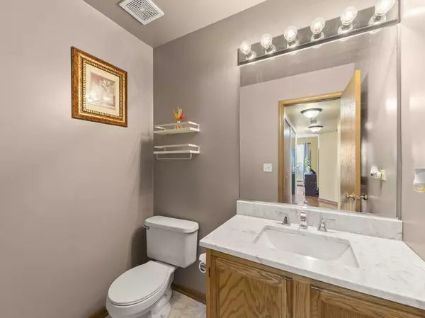 636 Fairview LN, South Elgin, IL 60177