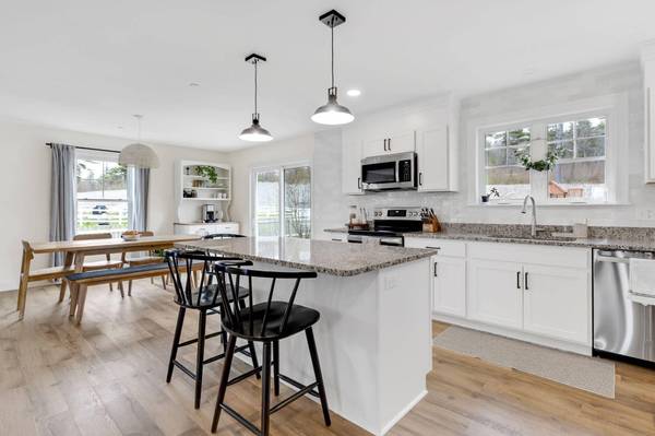 36 York Ridge DR, North Yarmouth, ME 04097