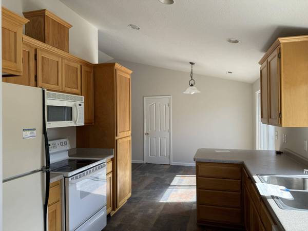 1352 Clearwater Dr, Medford, OR 97501