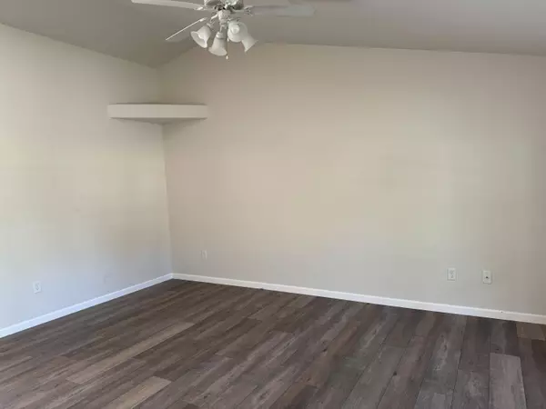 1352 Clearwater Dr, Medford, OR 97501