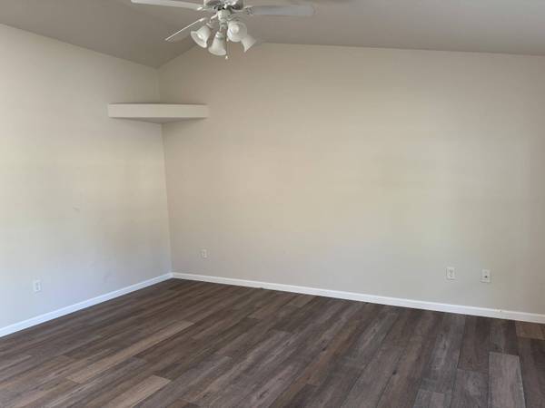 1352 Clearwater Dr, Medford, OR 97501