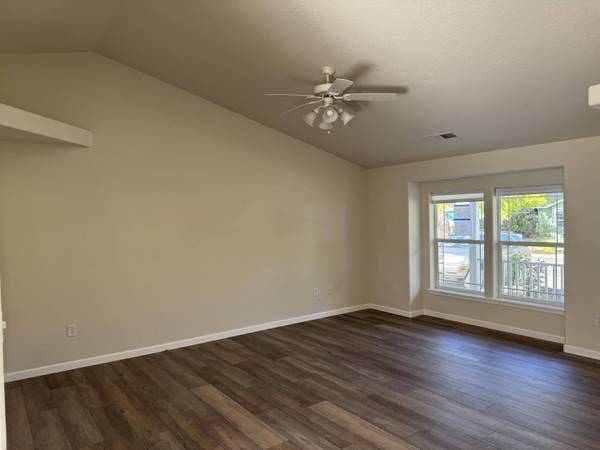 1352 Clearwater Dr, Medford, OR 97501