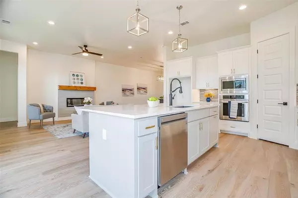 2406 Amesbury Drive, Midlothian, TX 76065