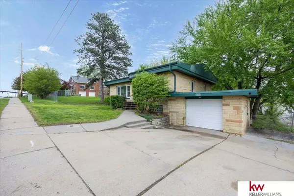 7859 Maple Street, Omaha, NE 68134