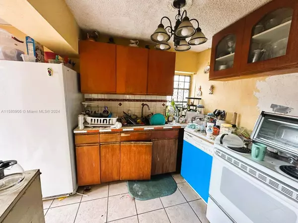 3205 NW 69th St, Miami, FL 33147