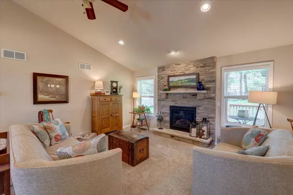 4374 Memorial Circle, Windsor, WI 53598