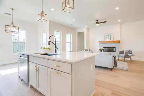 2406 Amesbury Drive, Midlothian, TX 76065