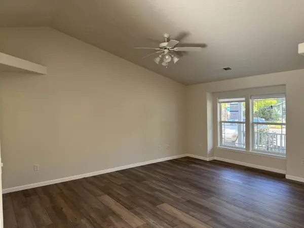 1352 Clearwater Dr, Medford, OR 97501